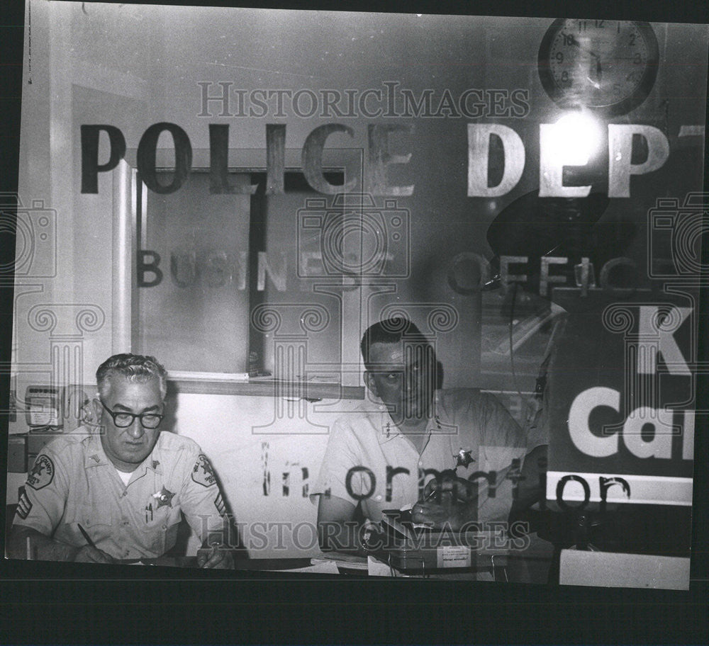 1967 Press Photo Michael Bolos Sheriffs Policeman Robert Gart chief police - Historic Images