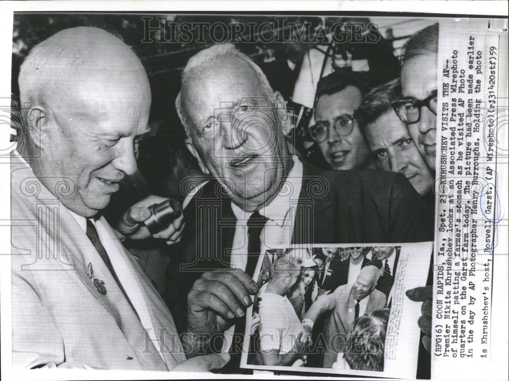 1959 Press Photo Khrushchev Looks At Press As Visited AP Quarters On Garst Farm - Historic Images