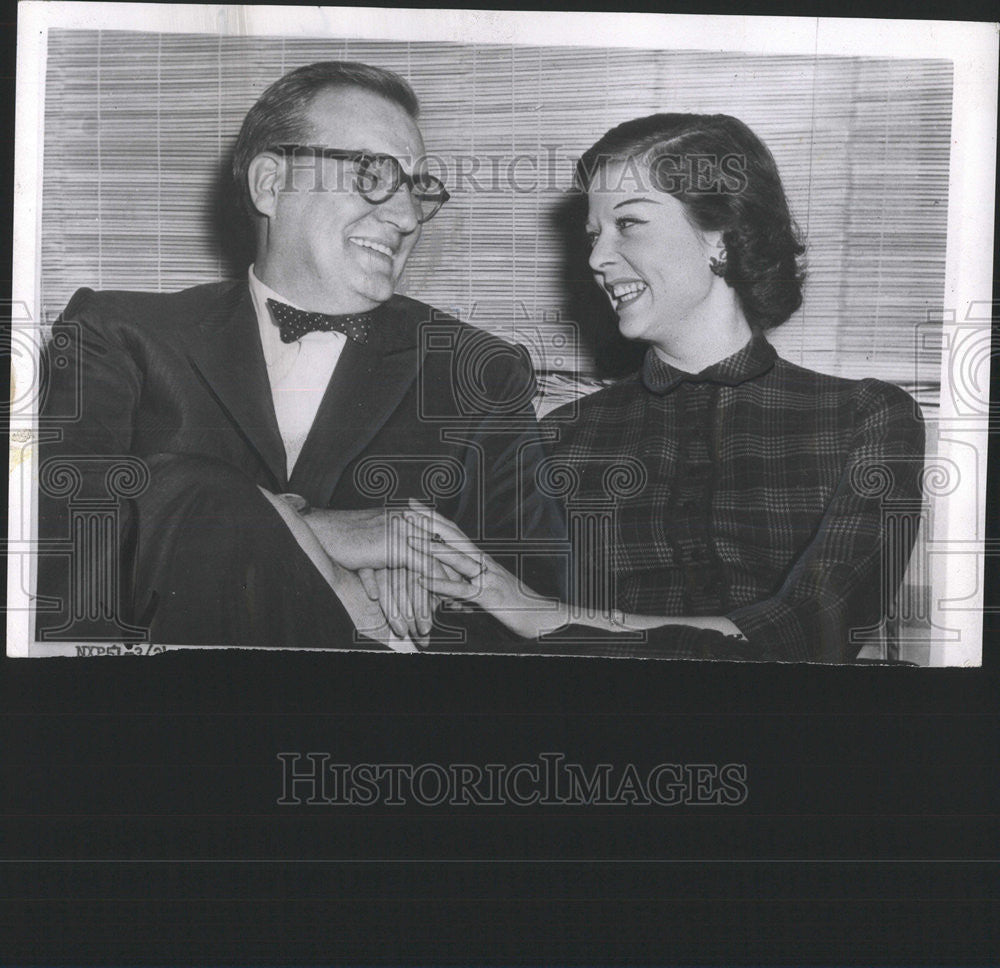 1956 Press Photo Dave Garroway Hold Hand With Fiancee Wilde 
Announce Engagement - Historic Images