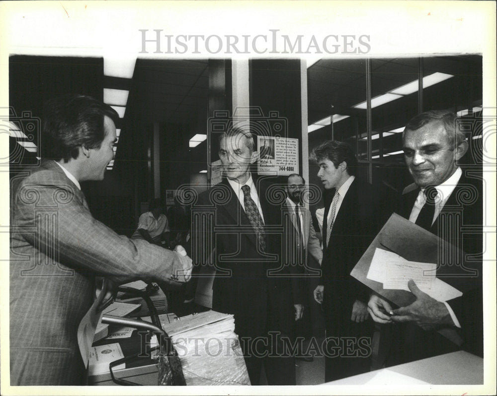 1986 Press Photo Rep. William O. Lipinski Keith Lesnick Petition Filing City Hal - Historic Images