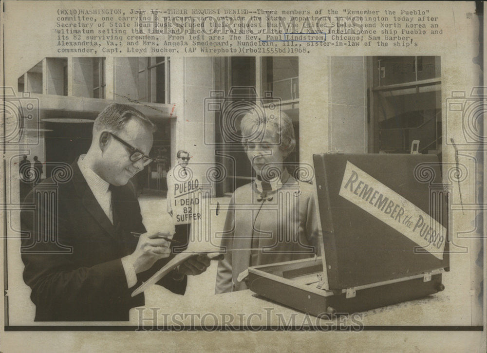 1968 Press Photo Three members Remember Pueblo committee placard Washington - Historic Images