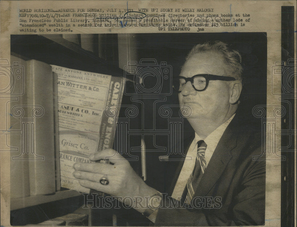 1971 Press Photo William J. Lenhart :Looks Through Phone Books - Historic Images