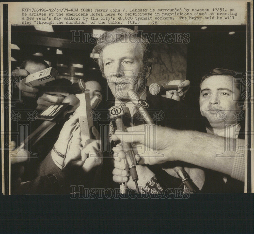 1971 Press Photo Mayor John Lindsay newsman Americana Hotel New Year Day Snap - Historic Images