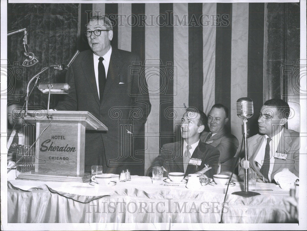 1955 Press Photo Newspaper Editor Edward Lindsay Speaks With Sigma Delta Chi - Historic Images