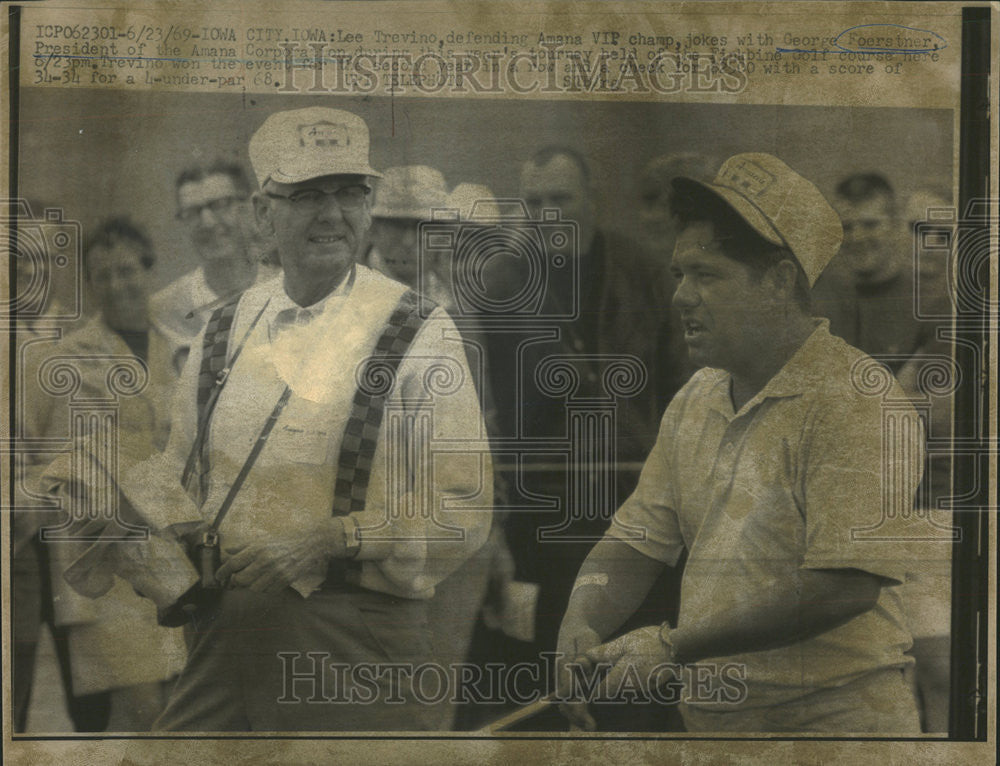 1969 Press Photo Lee Trevino George Foerstner President Amana Corporation Golf - Historic Images
