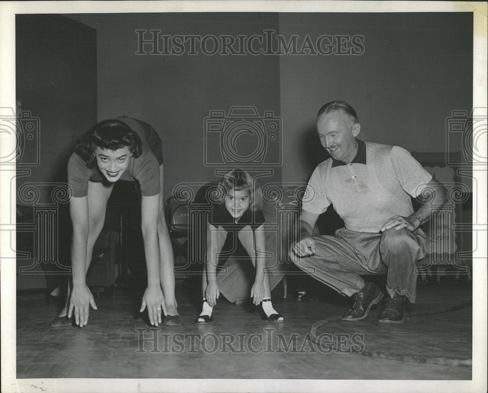 1952 Press Photo Paul Fogarty Terri Giorgian Randi Eileen Jacobsen Your Figure L - Historic Images