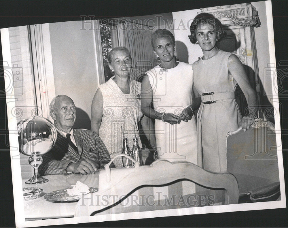 1968 Press Photo Seated are Mr. and Mrs. Florsheim, Mrs. Hoy and Mrs. Block - Historic Images