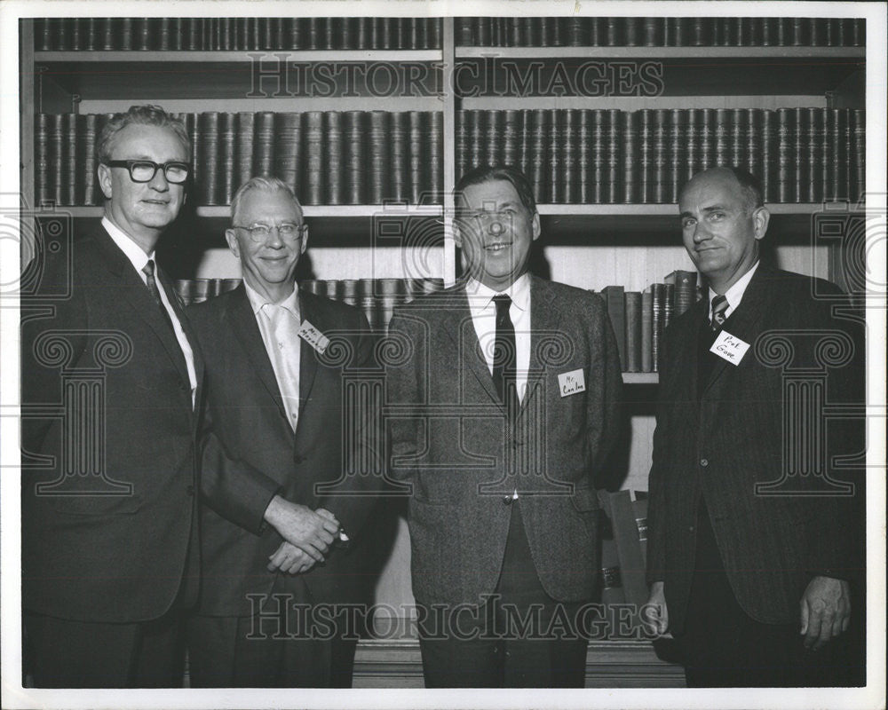 1968 Press Photo Glenn Fisher Discusses Matters with William Day at Springfield - Historic Images