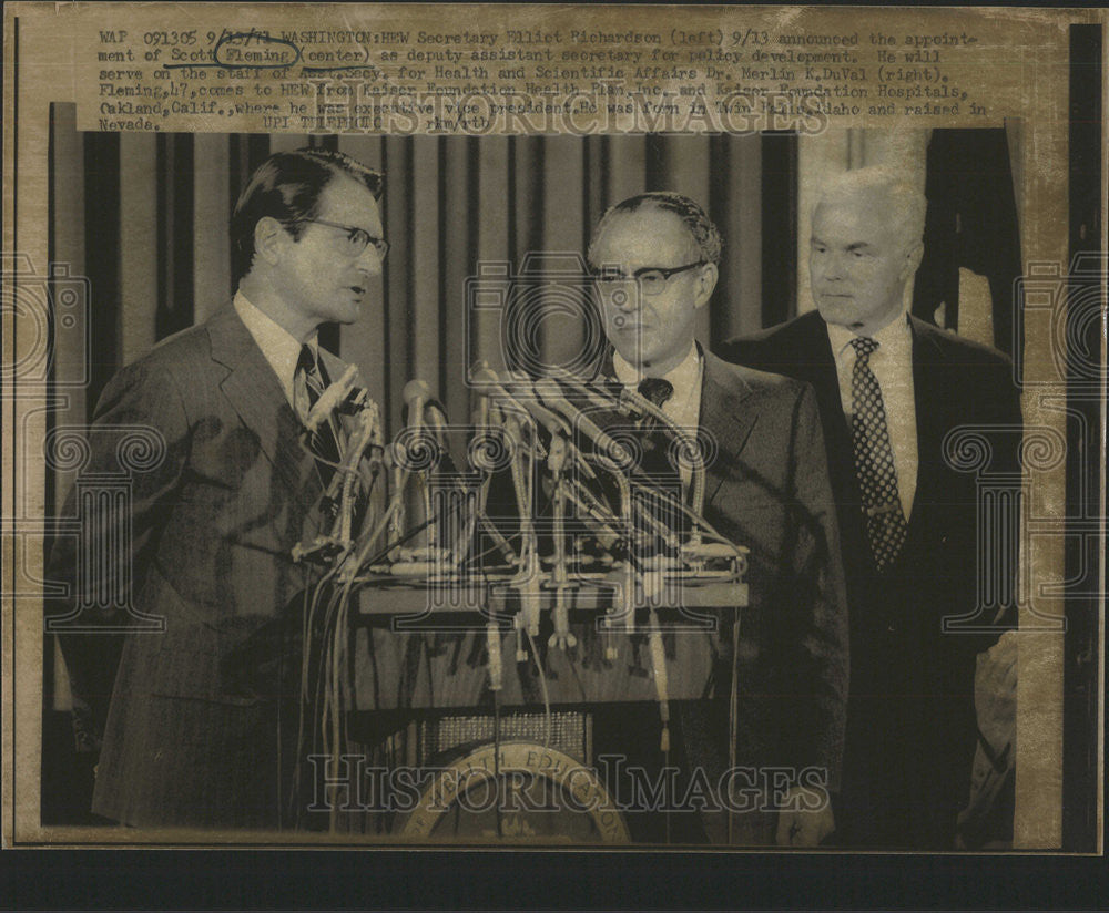 1972 Press Photo Secretary Elliot Richardson Deputy Assistant Secretary Scott Fl - Historic Images