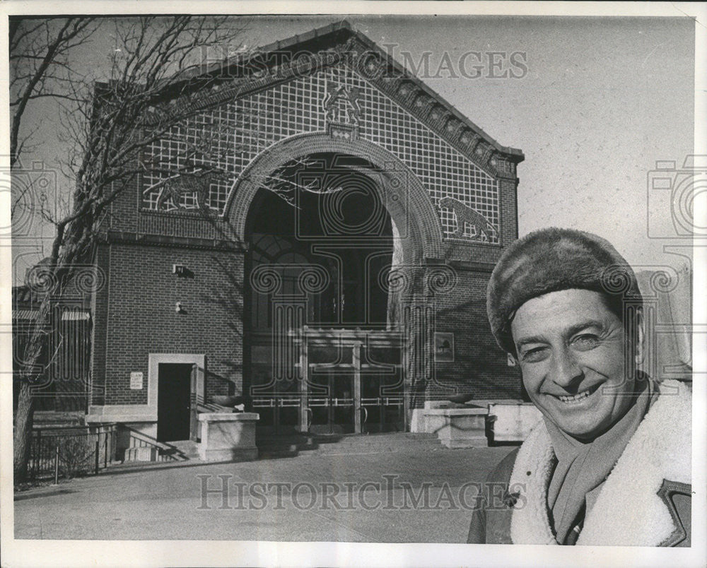 1973 Press Photo Dr. Lester Fisher Outside of the Lincoln Park Zoo Proudly - Historic Images