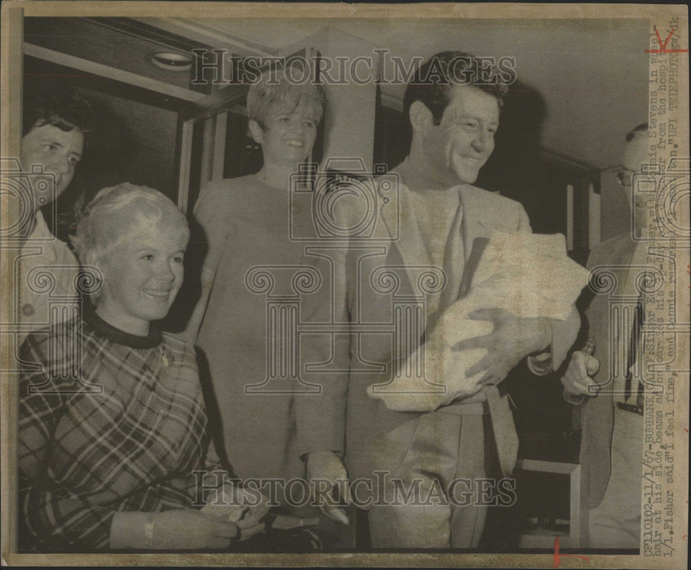 1967 Press Photo Eddie Fisher and Connie Steven with 3 Day-Old Baby Girl - Historic Images