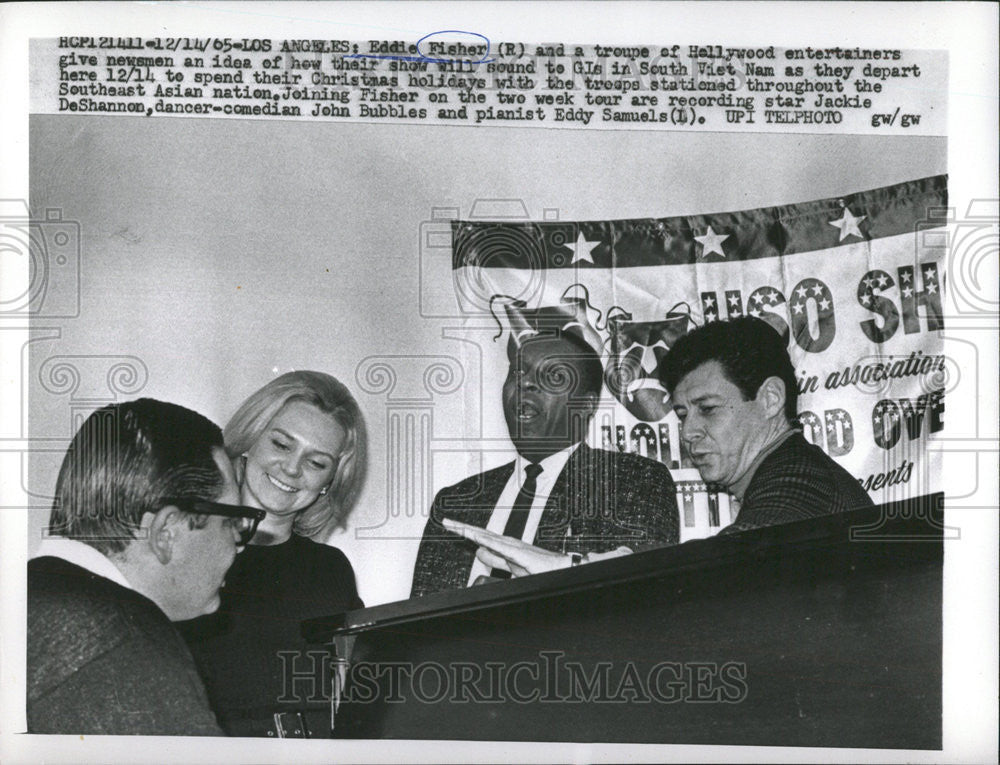 1965 Press Photo Eddie Fisher and Troupe of Entertainers Give Newsmen Ideas - Historic Images