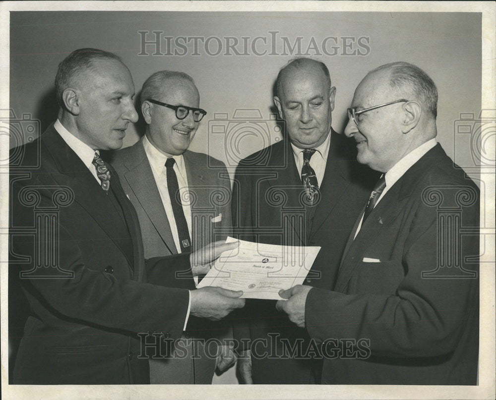 1953 Press Photo Woodward Schroeder Lipsner Presenting Award In Place Of Straton - Historic Images