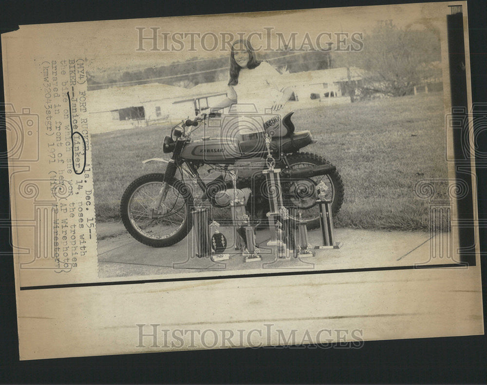 1971 Press Photo Janice Linker Poses with Trophies and Trophy Winning Bike - Historic Images