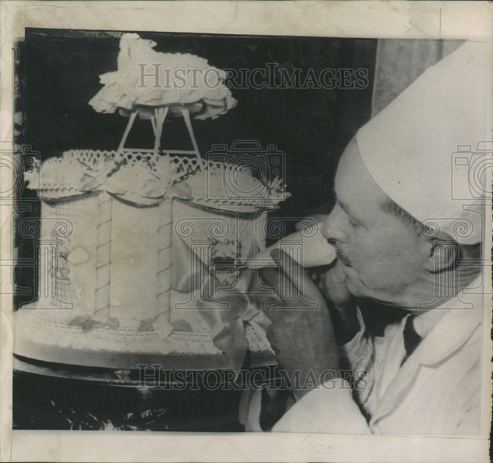 1961 Press Photo Frank Jacobs Finishes Cake for Christening of Viscount Linley - Historic Images