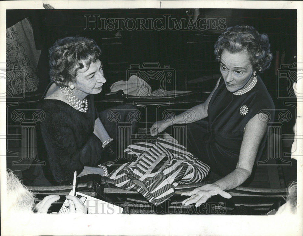 1964 Press Photo Mrs Scott Linn Mrs John Pirie Jr stir seats intermission talk - Historic Images