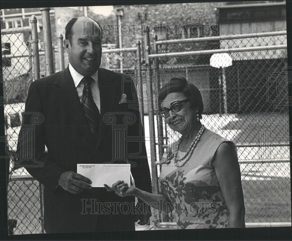 1971 Press Photo Richard H. Linneen Presents Check to Mrs. Thelma G. Clarke - Historic Images