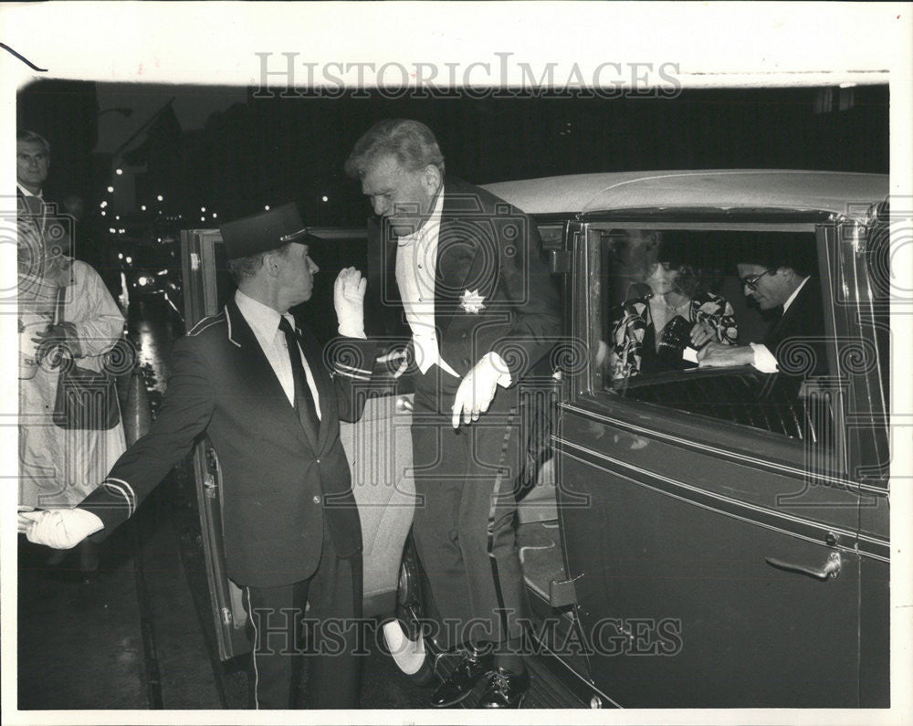 1987 Press Photo Lyric Board Member Lee Freeman Step Vintage car Lenahan - Historic Images