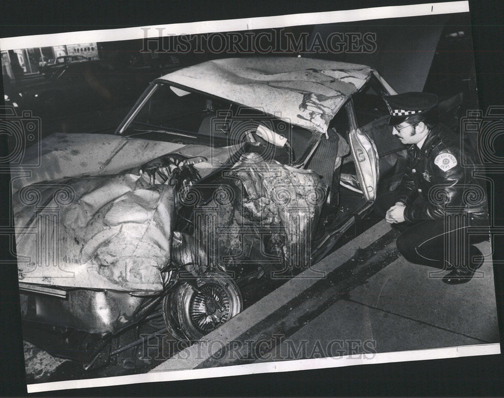 1973 Press Photo Police Joe Panico Examines Car Crash Kennedy Expressway - Historic Images