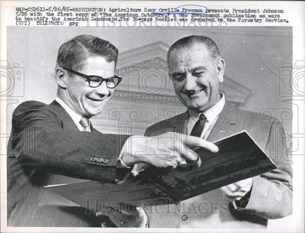 1965 Press Photo Freeman Presents President Johnson with &quot;The American Outdoors&quot; - Historic Images