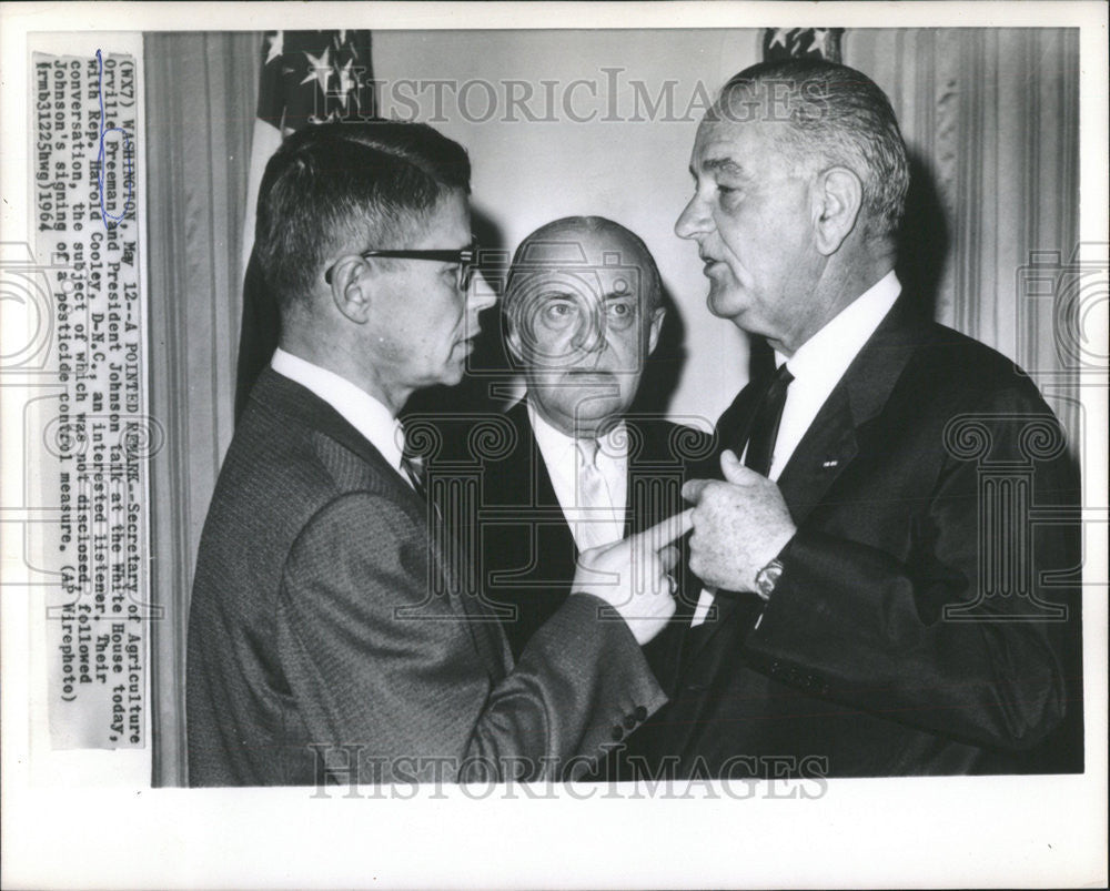 1964 Press Photo Secretary Agriculture Orville Freeman President Johnson White - Historic Images