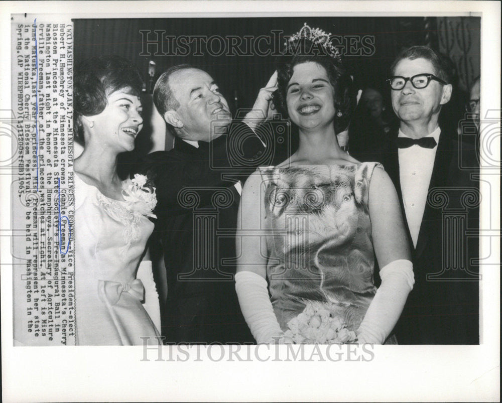 1965 Press Photo Hubert H.Humphrey Crowns Connie Freeman as Cherry Blossom - Historic Images