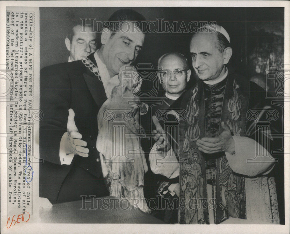 1965 Press Photo Chile&#39;s President Eduardo Frai Presents Gift to Pope Paul VI - Historic Images