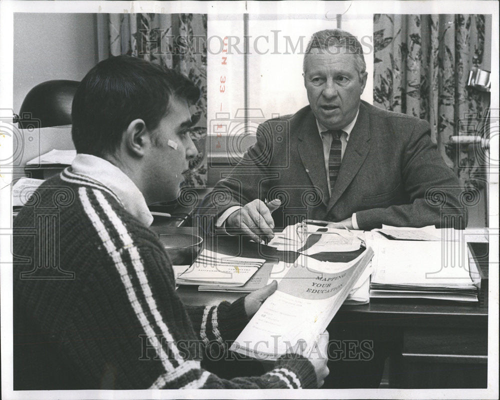 1968 Press Photo Scott Peters Has Counselling Session With Headmaster  French - Historic Images