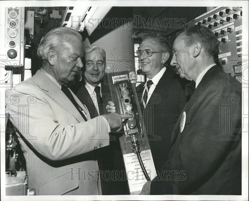 1974 Press Photo John H. Sweet Pushes Button That Starts the Offset Press - Historic Images