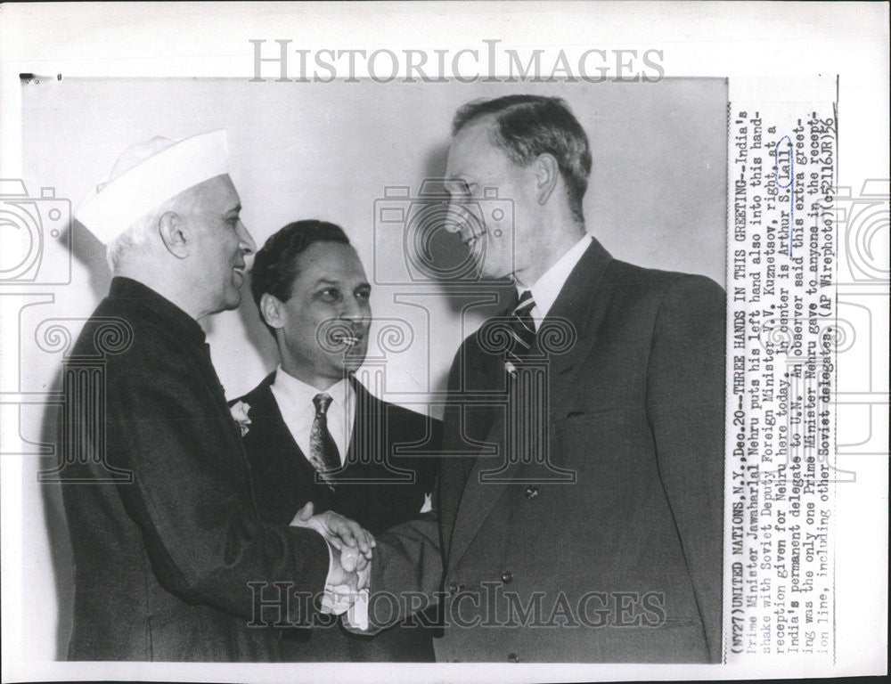 1956 Press Photo India Prime Minster Jawaharlal Greets Soviet V.V. Kuznetsov - Historic Images