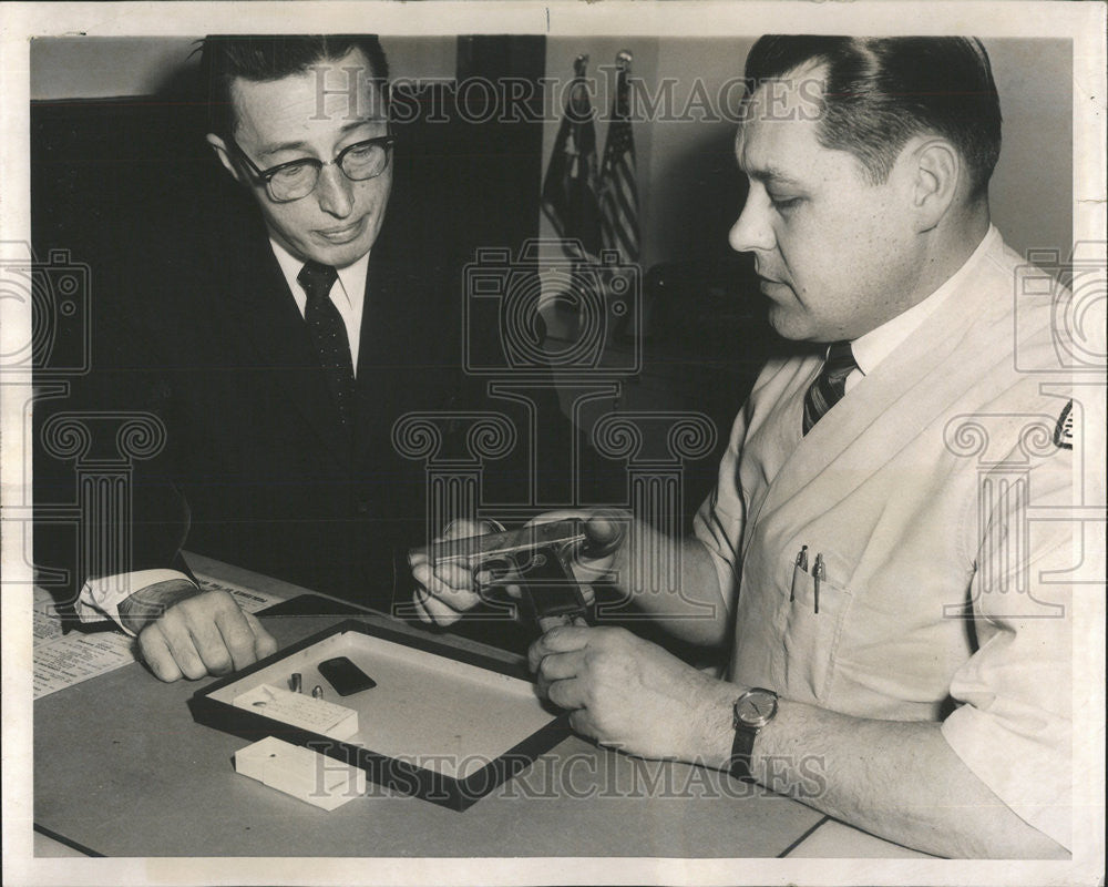 1962 Press Photo Union leader John A Kilpatrick murder weapon - Historic Images