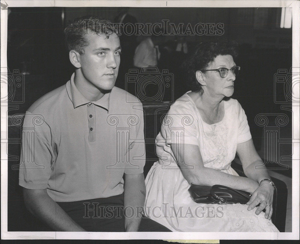 1962 Press Photo Widow Mrs. Velma Kilpatrick and Son Gary, on Leave for Trial - Historic Images