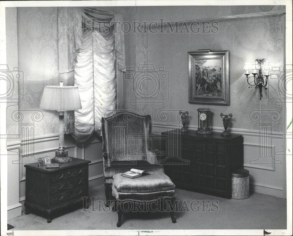 1967 Press Photo Mrs Frederic Kilner Evanston apartment flock wallpaper room - Historic Images