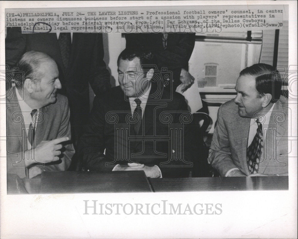 1970 Press Photo Philadelphia Professional football Owner Counsel Listen - Historic Images