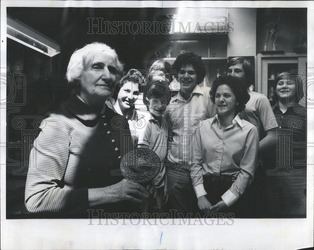 1977 Press Photo Ellie Lambrakis Biology Latin School Jane Gregory - Historic Images