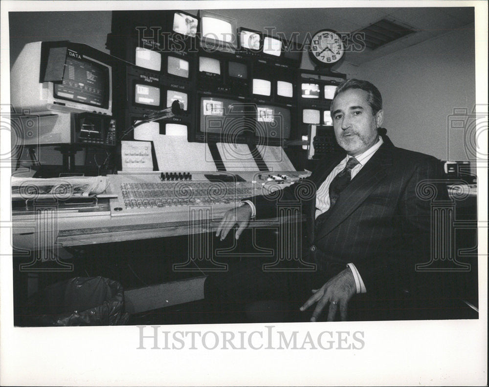 1990 Press Photo Jose Lamas General Manager Of Channel 44 - Historic Images