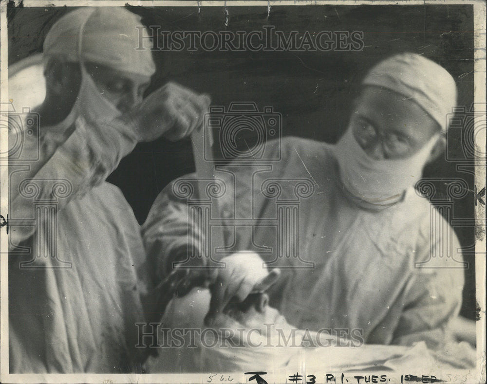 1936 Press Photo Plastic Surgeons Remodeling The Face Of Aimee LaMarr - Historic Images