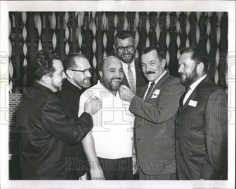 1965 Press Photo Lambert  Summit Village President Inspects The Beard Of Alborez - Historic Images