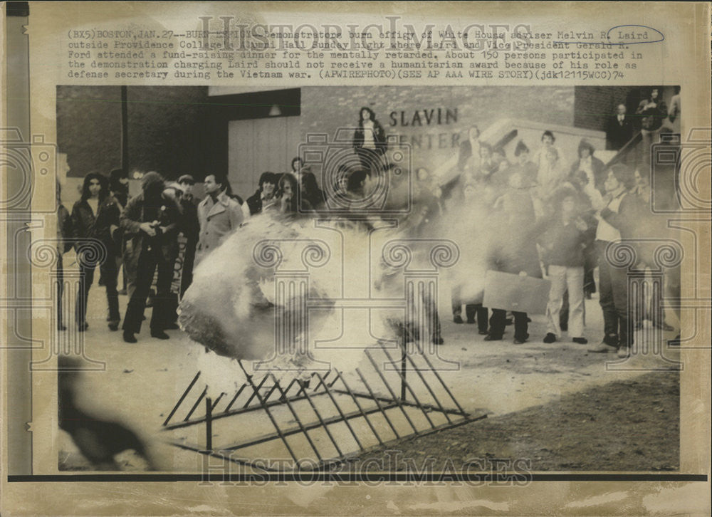 1974 Press Photo Demonstrators burn effigy of White House adviser Melvin Laird - Historic Images