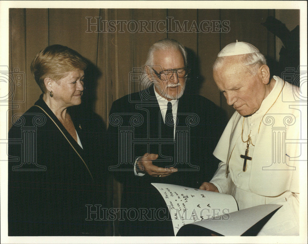 1994 Press Photo Artist Matt Lamb Gives Pope John Paul A Catalog - Historic Images