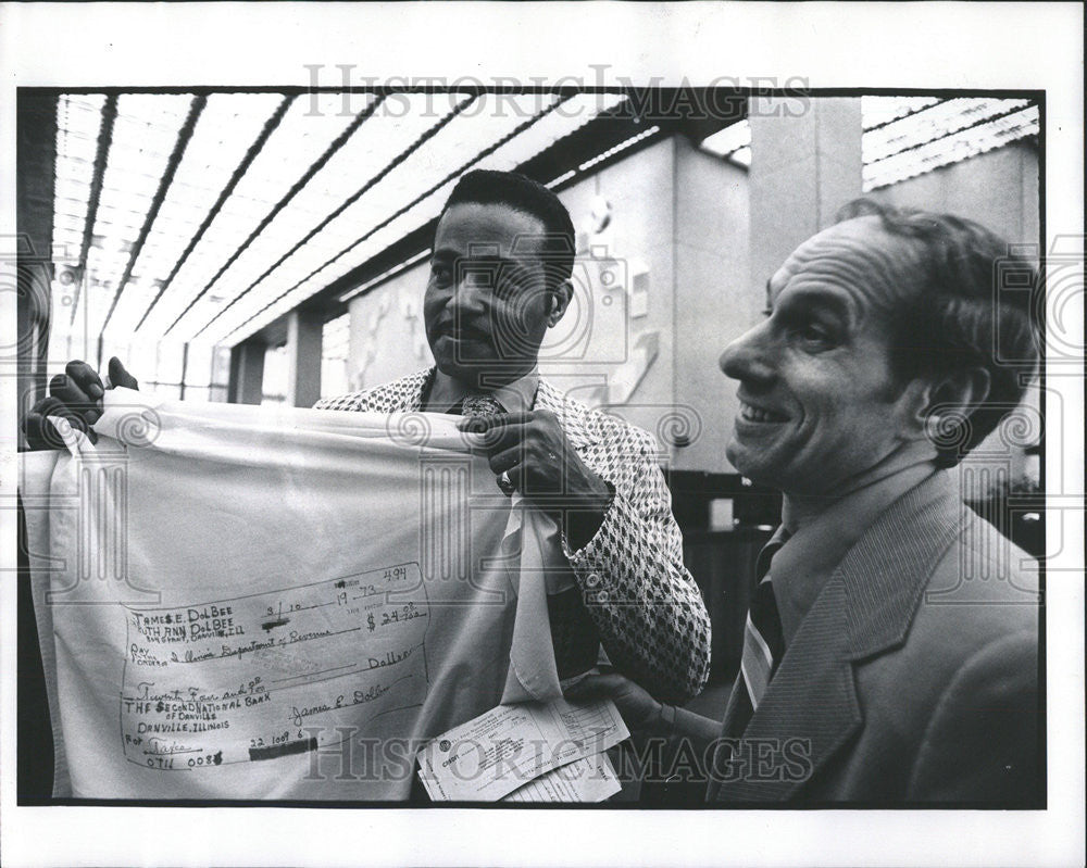 1973 Press Photo Milton Lamb Employee Relations Shirt Check First National Bank - Historic Images