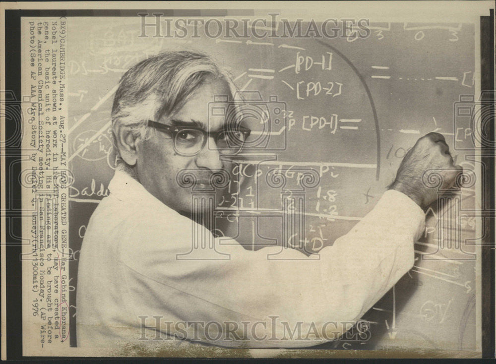 1976 Press Photo Har Gobind Khorana Nobel Laureate MIT Laboratory gene Heredity - Historic Images