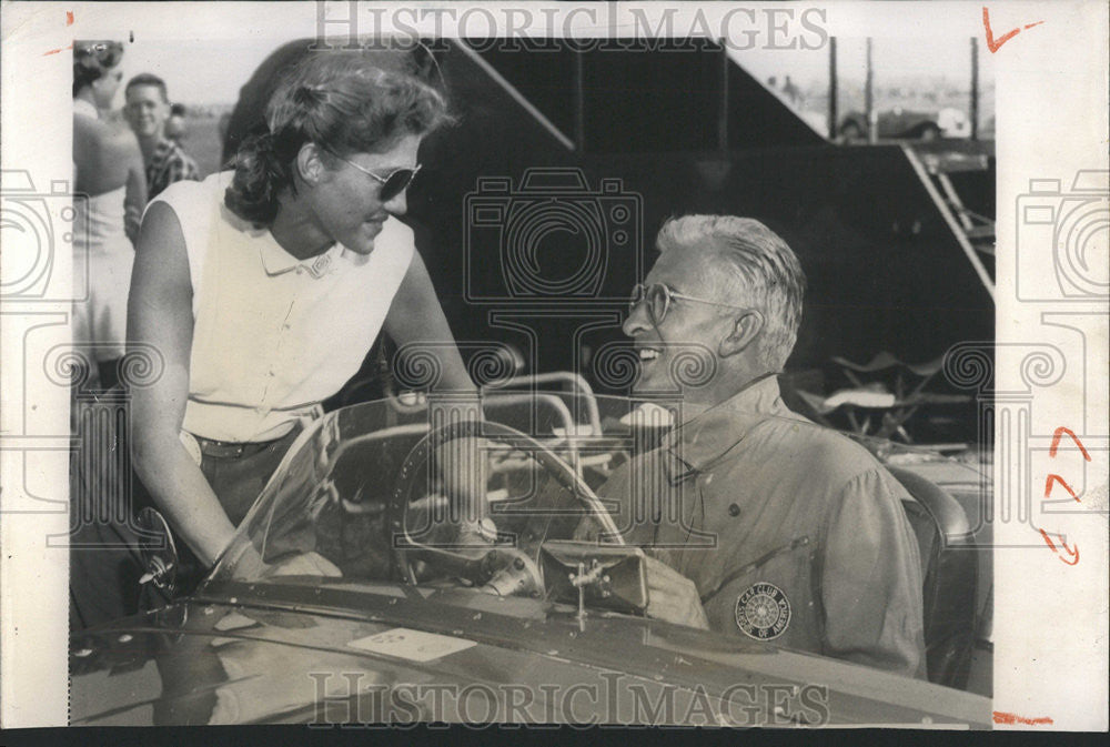 1953 Press Photo James Kimberly and Sally Chapin after she won race at the Chanu - Historic Images