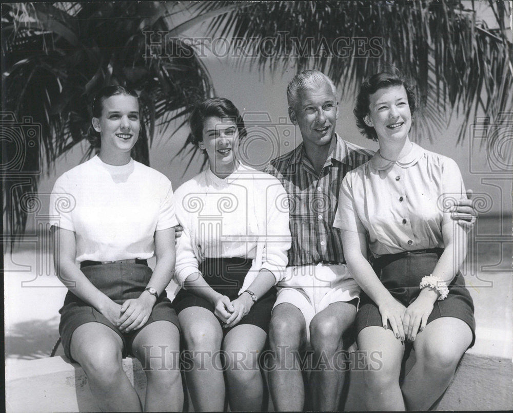 1957 Press Photo Jim Kimberly Lake Shore Marshall Riverview Park Couple Home - Historic Images