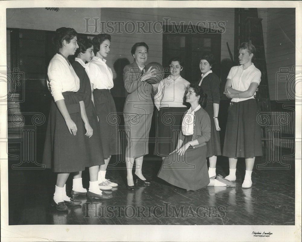 1957 Press Photo Emily Kimbrough Graduate Faulkner School Students Diengott Sack - Historic Images