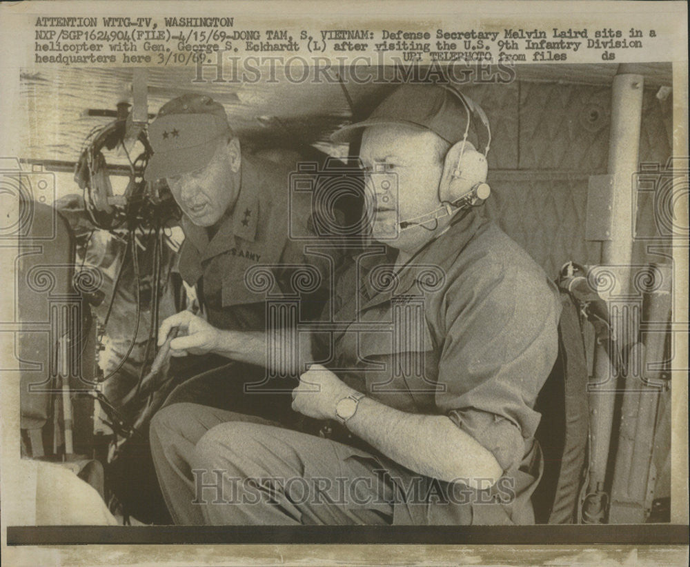 1969 Press Photo Defense Secretary Laird Helicopter General Eckhardt Viet Nam - Historic Images