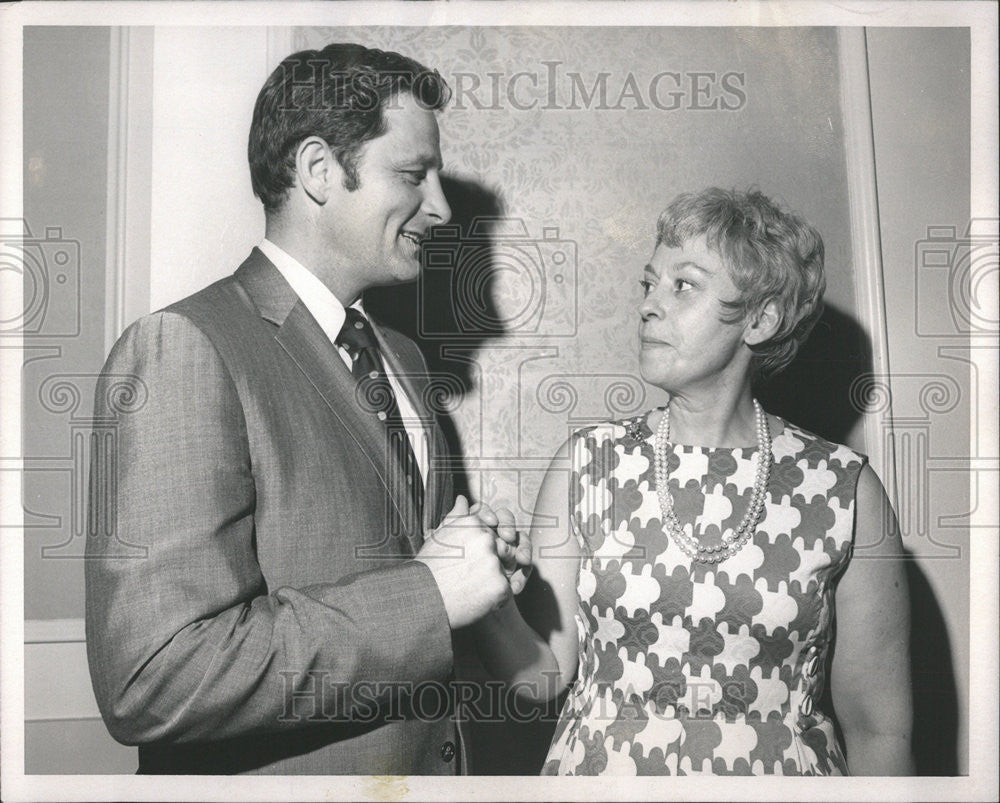 1970 Press Photo Sen. Birch Bayh and Mrs. Melvin Laird at the American Red Cross - Historic Images