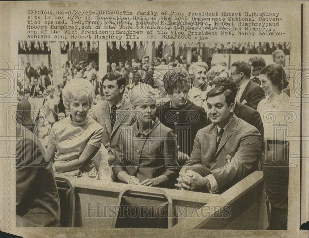 1968 Press Photo family Vice President Hubert Humphrey sits Convention Hall - Historic Images