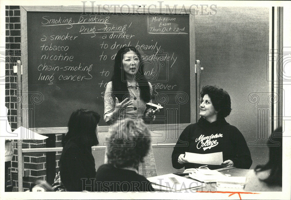 1981 Press Photo Joyce Hleshima Teaches English Mundelein College - Historic Images