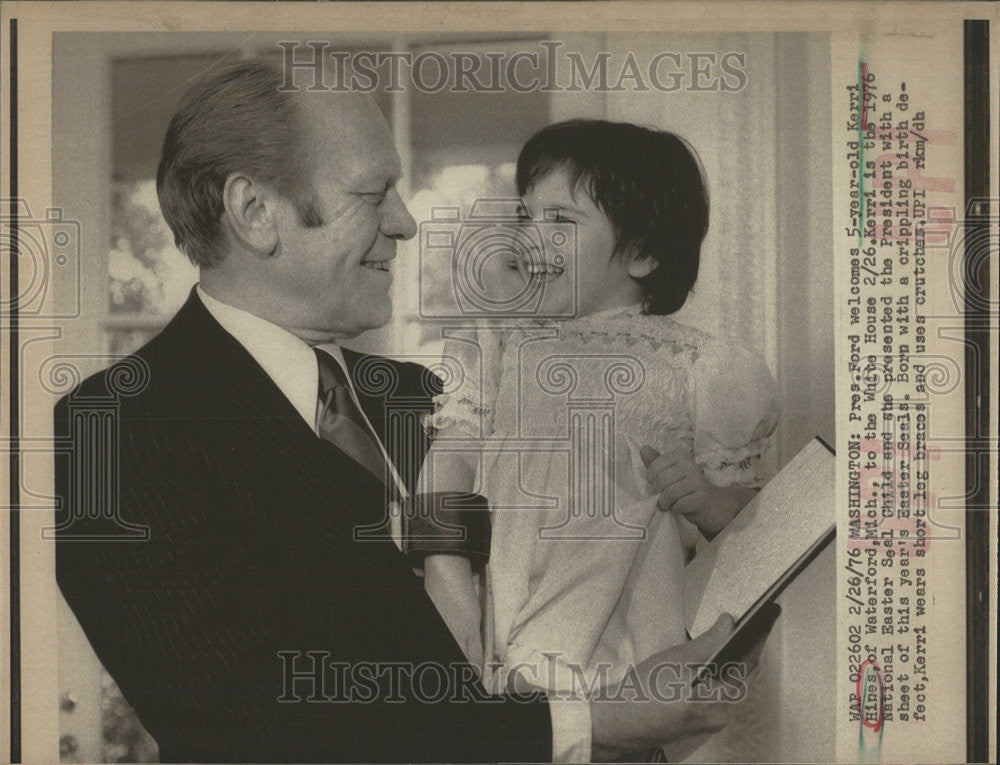 1976 Press Photo President Ford welcomes 5 year old Kerri Hines White House - Historic Images